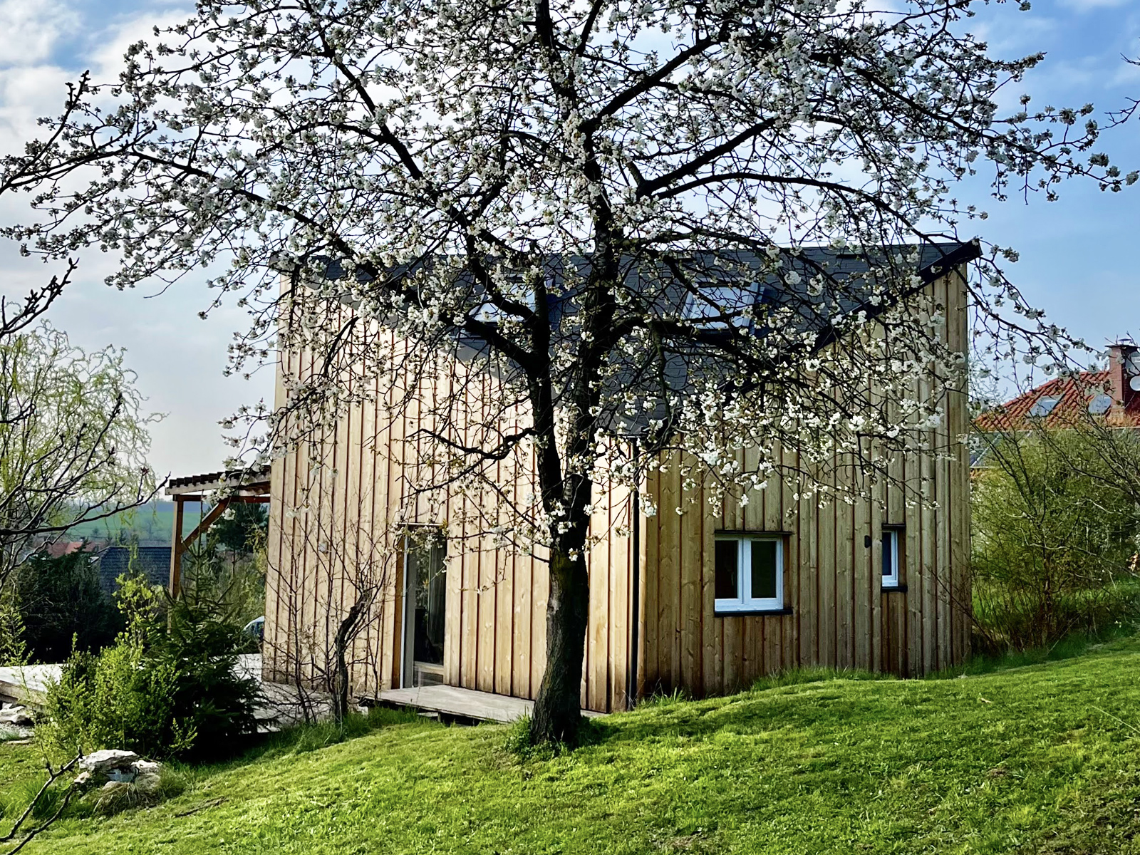 Nocleg w parku krajobrazowym – urokliwe domki pod Wrocławiem