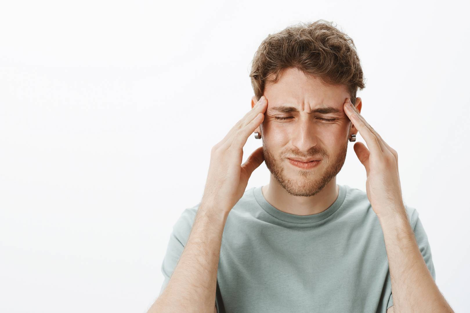 portrait-casual-guy-posing-studio_wp