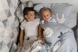 dzieci-bawiace-sie-w-swoim-pokoju_wp