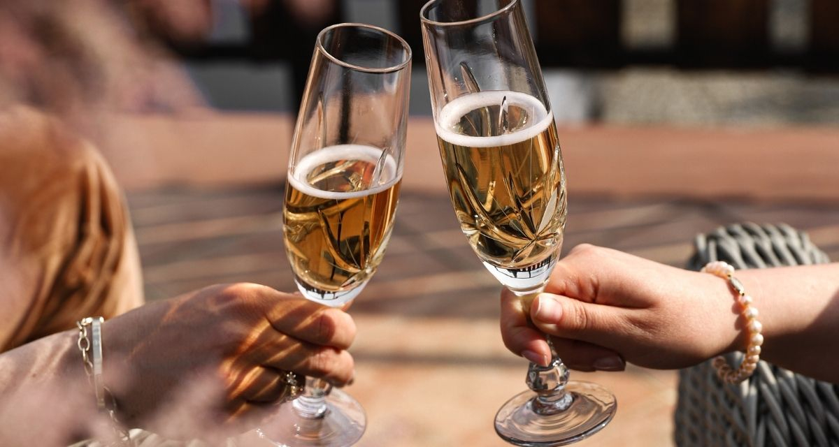 Jakie kieliszki do szampana wybrać na prezent? Przewodnik zakupowy