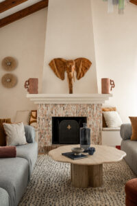 Płytki na kominek - dlaczego architekci wnętrz pokochali ten trend?