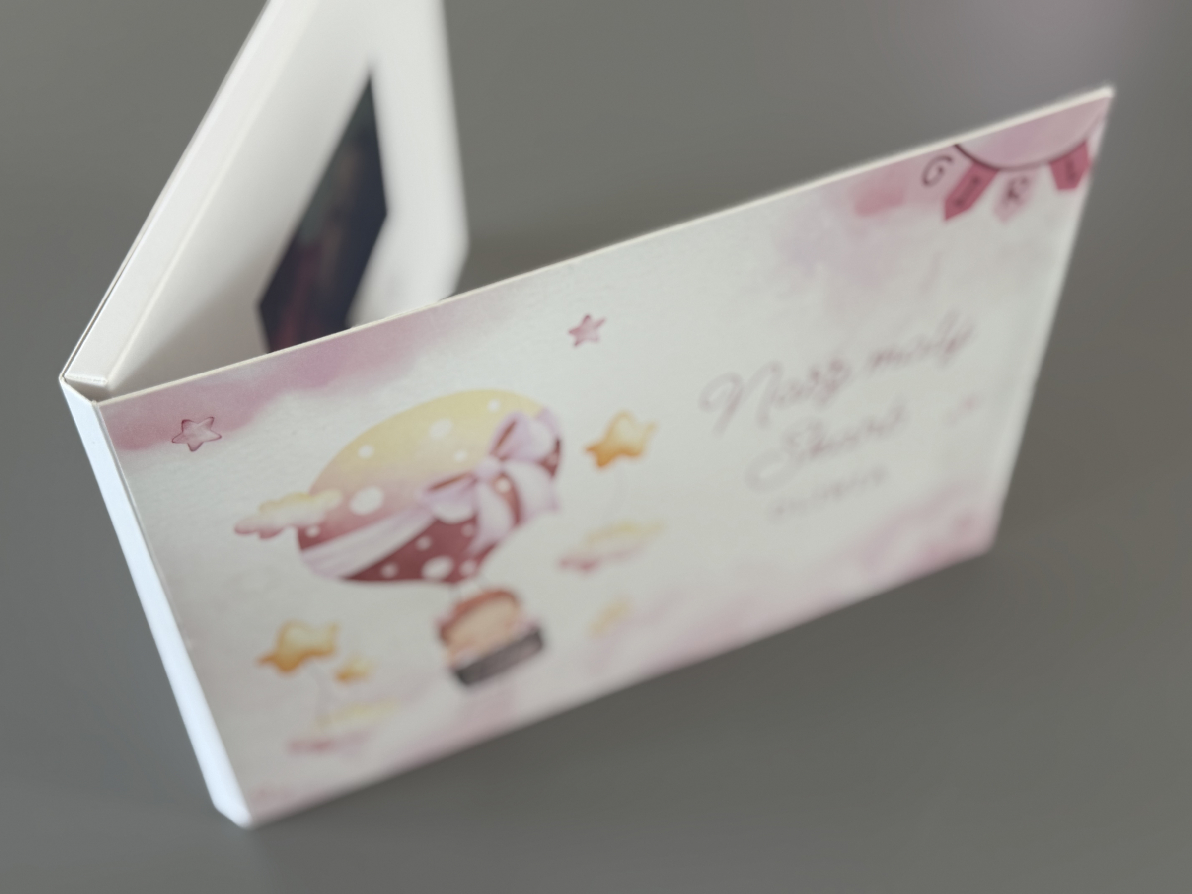 Po otwarciu okładki video albumu automatycznie odtwarza on filmy i zdjęcia