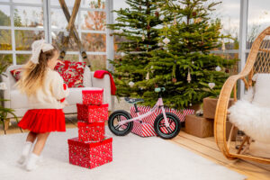 Rowerek biegowy dla dziecka – czy to dobry wybór na świąteczny prezent?