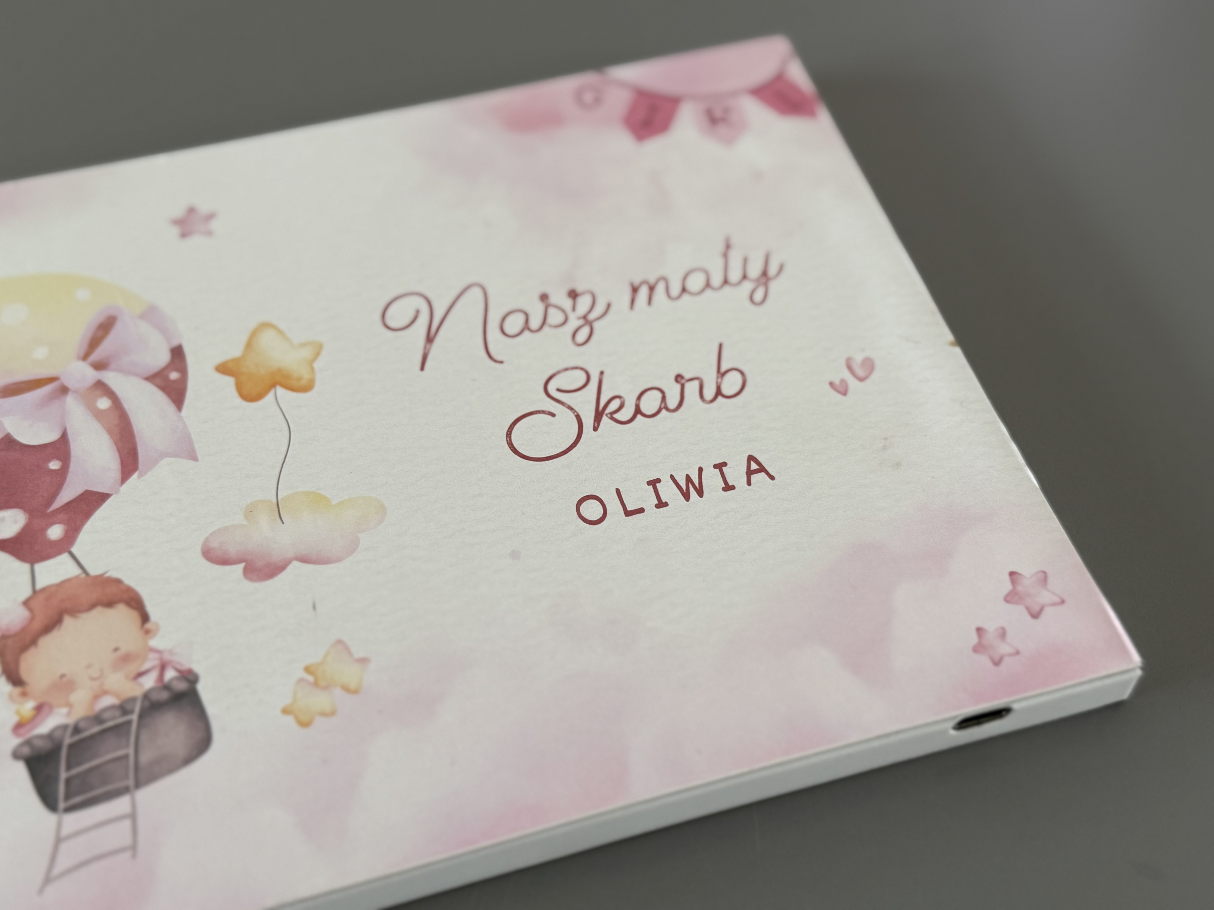 Video album posiada wejście USB, podłącz urządzenie do komputra i wgraj pliki