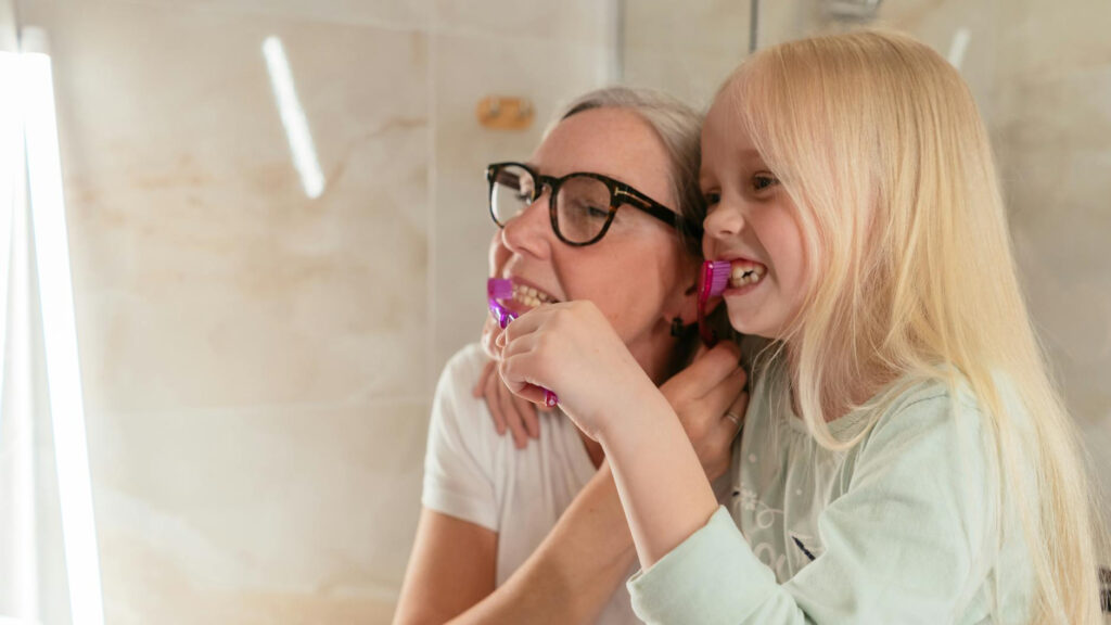 Płyny i spraye do higieny jamy ustnej dla dzieci od 4. roku życia – jak wspierać zdrowe nawyki, gdy rośnie liczba zajęć i obowiązków?