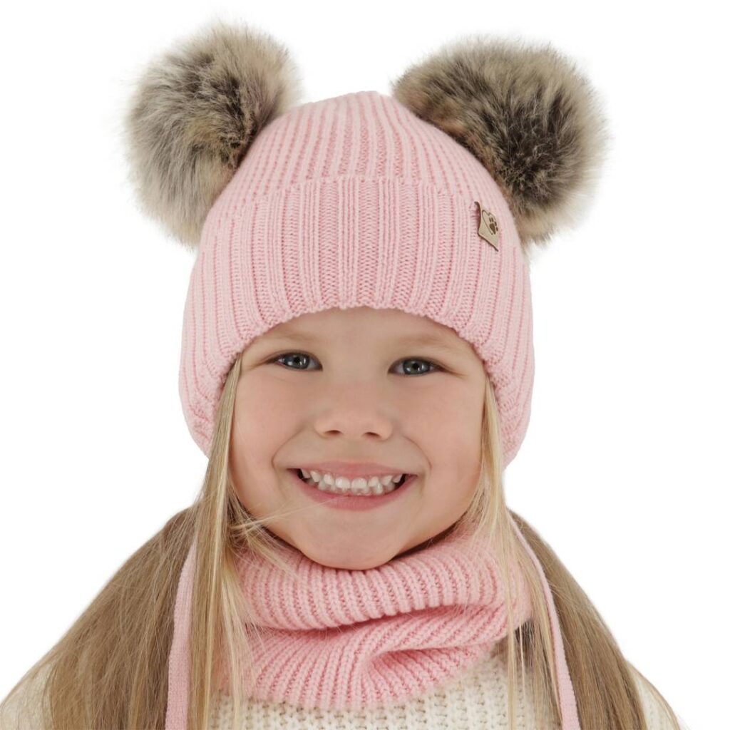 czapka-i-komin-dla-dziewczynki-zimowy-komplet-rozowy-100-welniany-merino-z-dwoma-pomponami-wiazany-silvia_wp