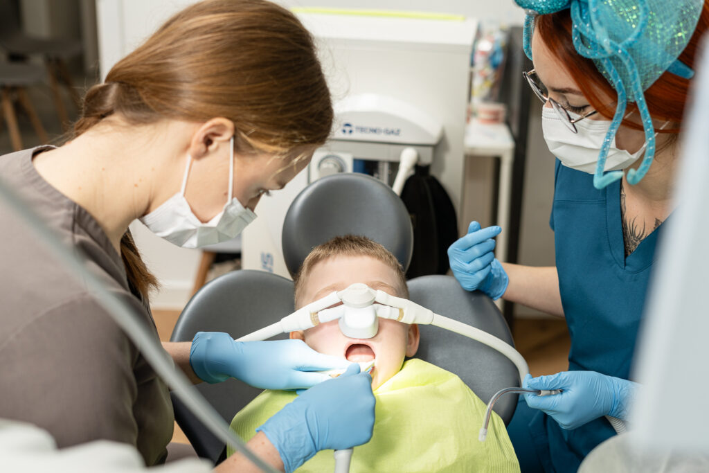 Stomatologia dziecięca bez stresu – jak wybrać dobrego dentystę we Wrocławiu i zadbać o zdrowy uśmiech dziecka?