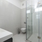 Kupiłam modną półkę do łazienki i po miesiącu chciałam ją wyrzucić – Czego nie mówią nam w marketach?