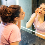 Jak dostosować rutynę pielęgnacyjną w ciąży przy skórze skłonnej do trądziku?