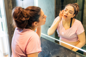 jak-dostosowac-rutyne-pielegnacyjna-w-ciazy-przy-skorze-sklonnej-do-tradziku_wp