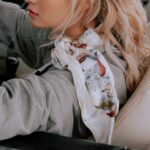 Jak wybrać jedwabną apaszkę? Przewodnik po rodzajach i stylizacjach